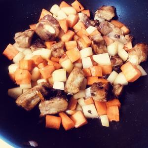 红烧排骨+土豆胡萝卜的做法 步骤5