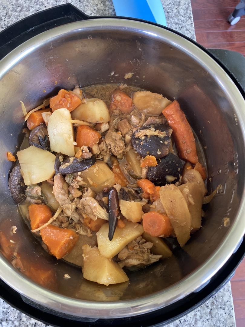 鸡腿炖土豆香菇