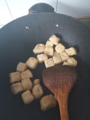 绿豆芽炒油豆腐的做法 步骤3