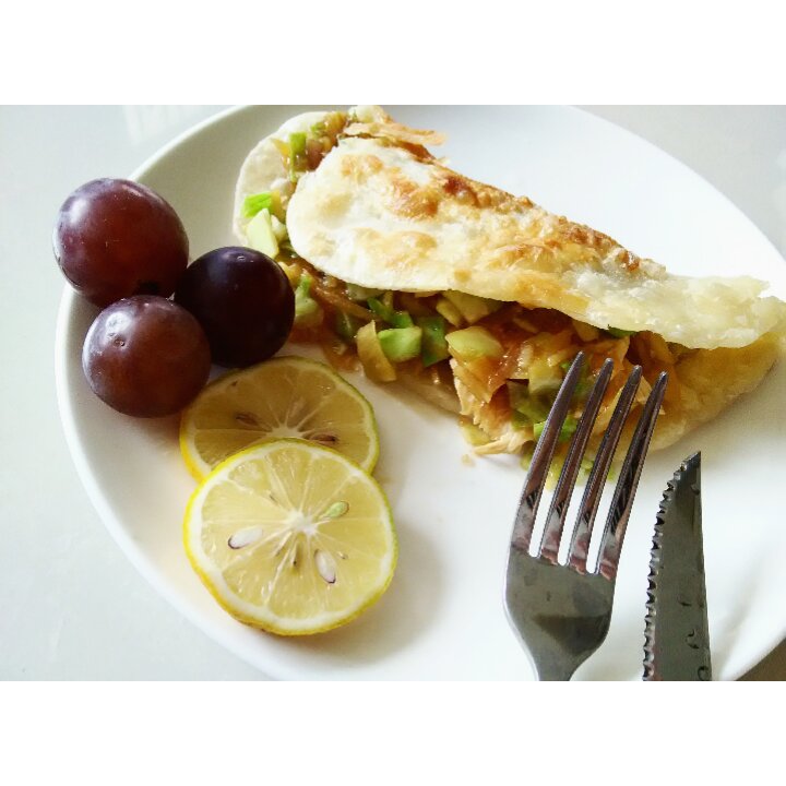 巨好吃的油饼包杂蔬鸡胸肉