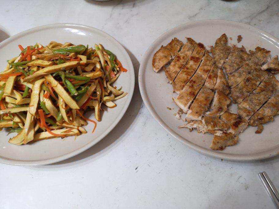 香煎鲜嫩多汁的黑椒鸡胸肉