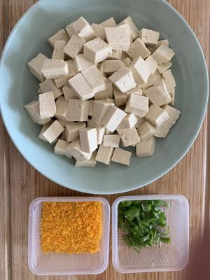 孩子喜欢的、简单易做的、好吃的－蟹黄豆腐的做法 步骤2