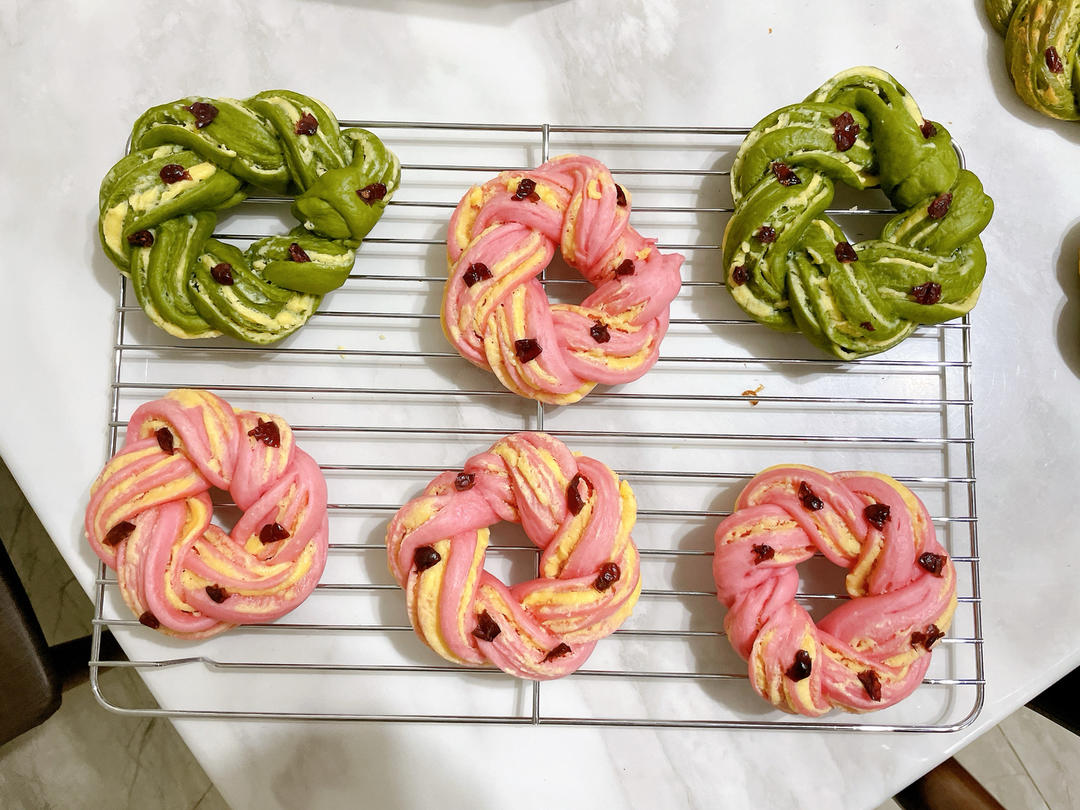 抹茶蔓越莓花环面包