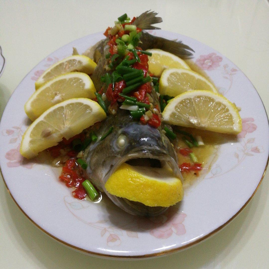柠檬蒸鲈鱼