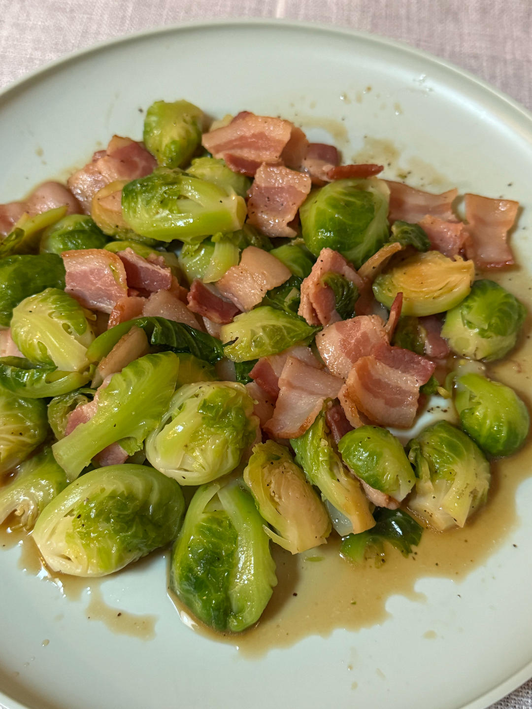 适合闺蜜聚会的小菜：黄油风味培根炒孢子甘蓝