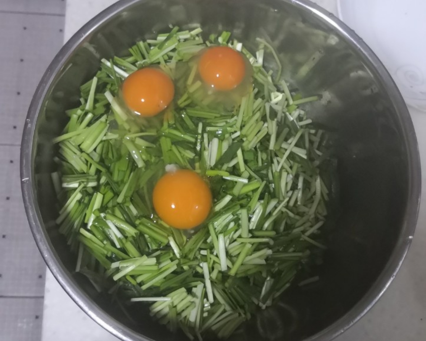 [十分钟快手菜]简单又美味——韭菜炒虾酱鸡蛋的做法 步骤3