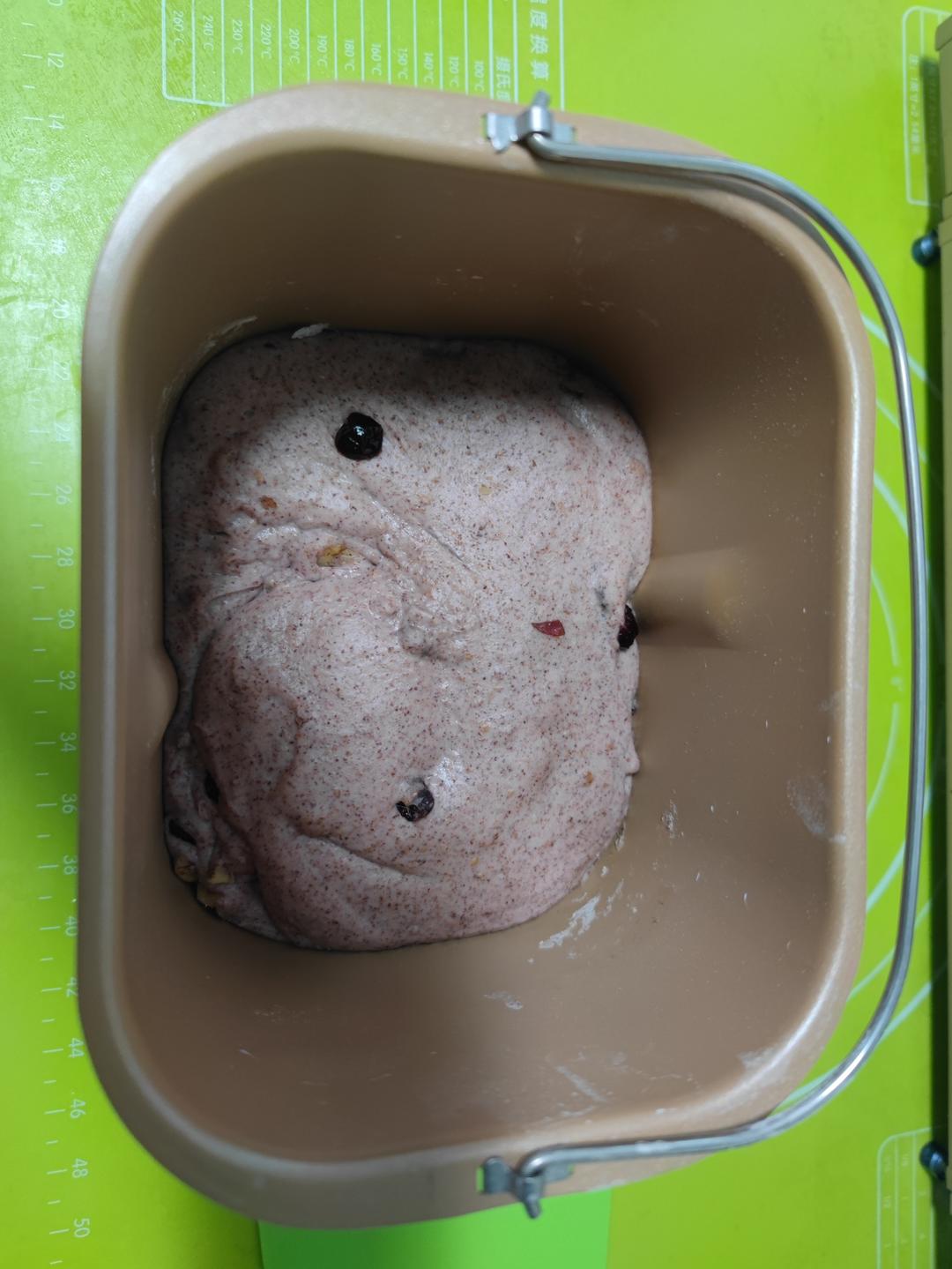 全麦蔓越莓核桃软欧包