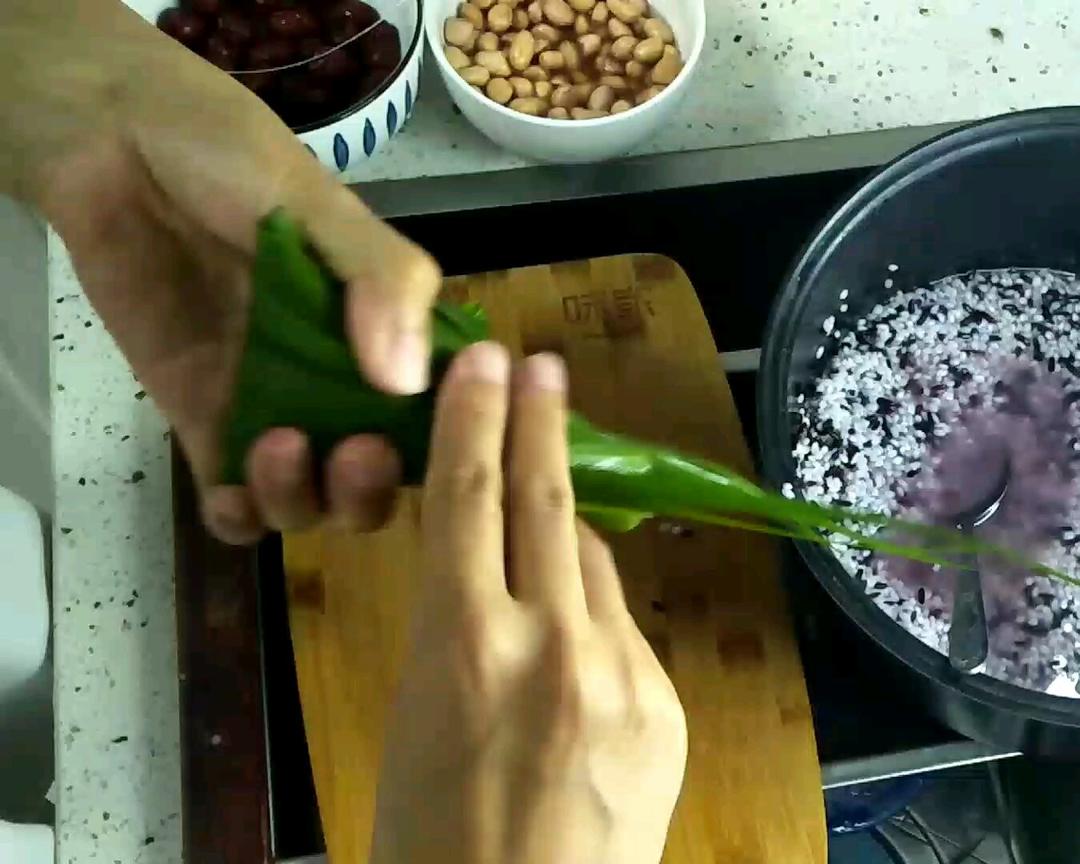 芦苇叶包粽子