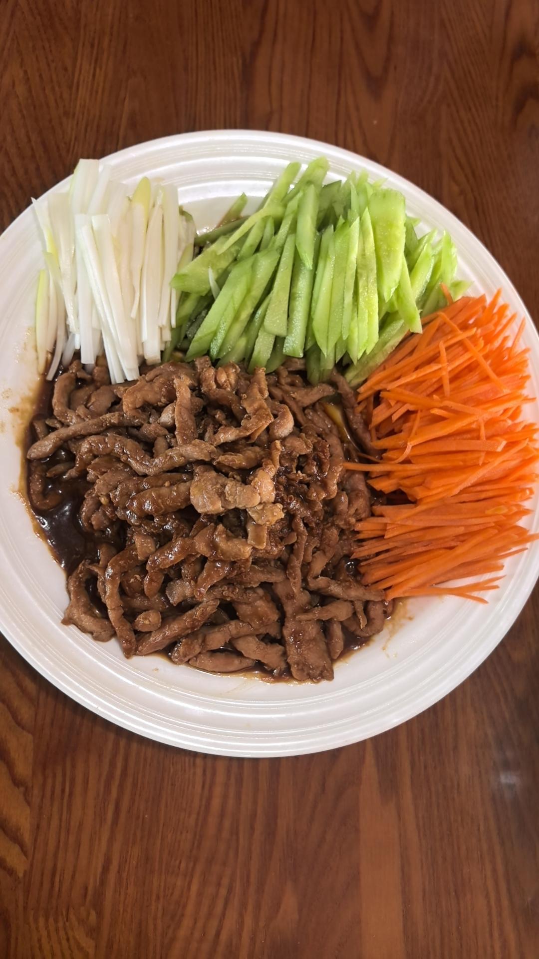 春日限定-京酱肉丝卷春饼