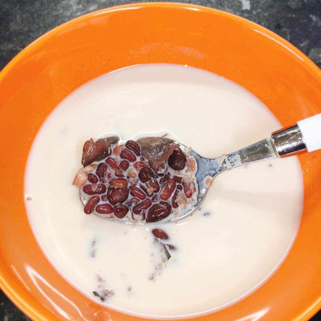 红枣红豆薏仁牛奶粥