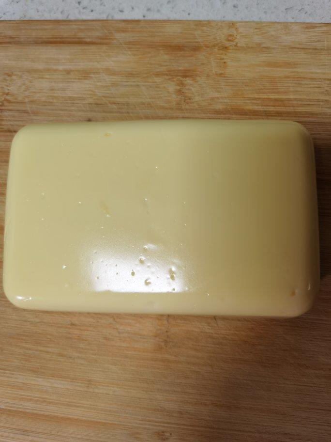 偷师学艺🤫🤫🤫照片没经过任何修图处理，保真原色，一餐出俩菜，再也不用去超市买奶酪棒了，宝宝的福音，宝妈的安心，没有添加剂的烤奶酪