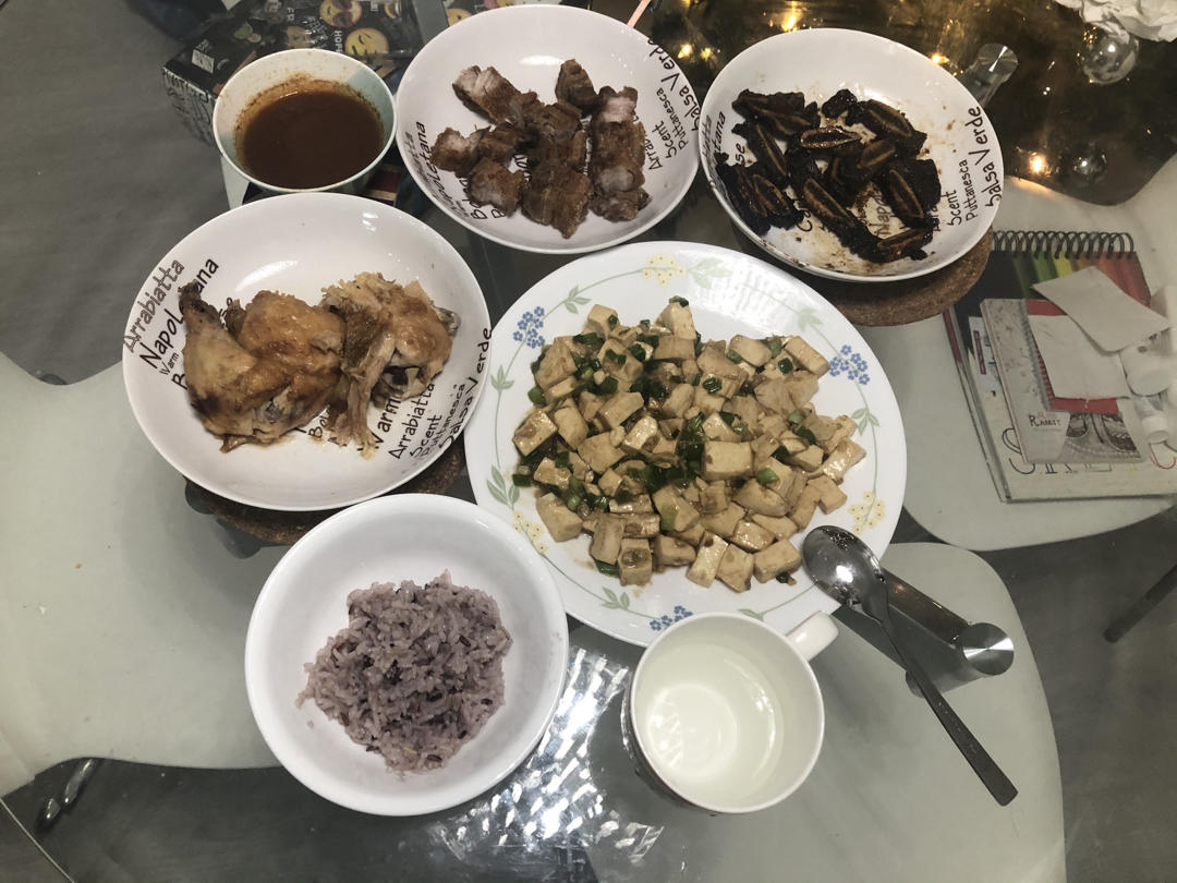 不放肉也超下饭的葱焖豆腐