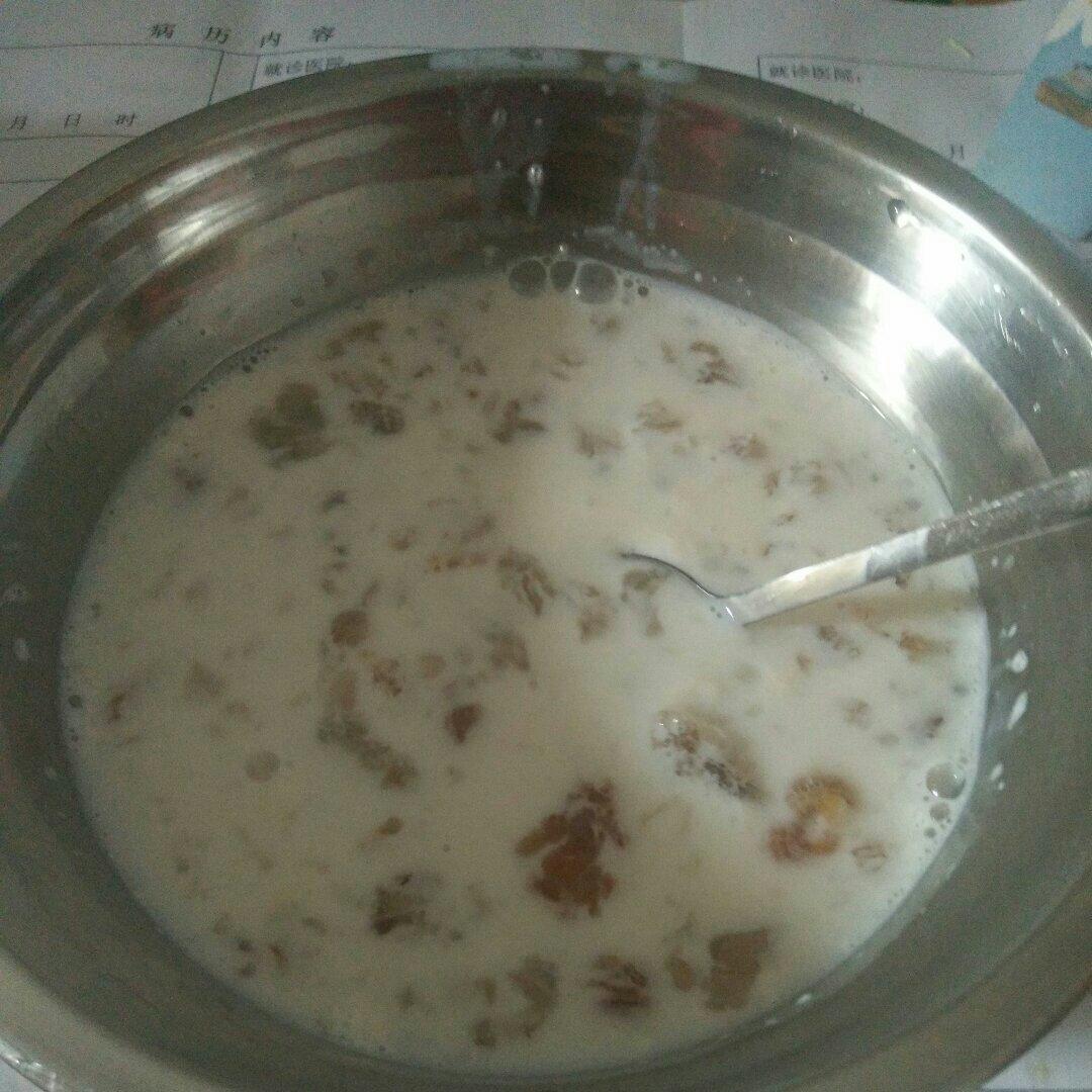 牛奶炖桃胶