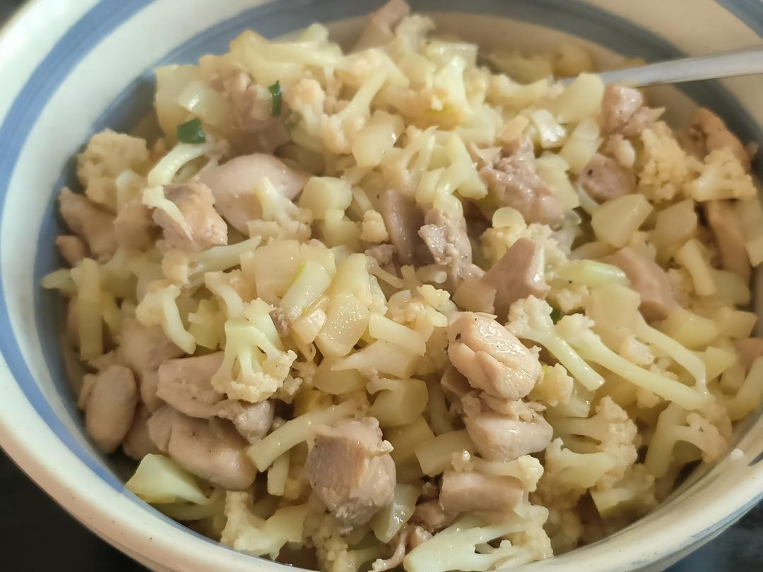 低脂炒饭（鸡胸肉花菜杂粮饭）