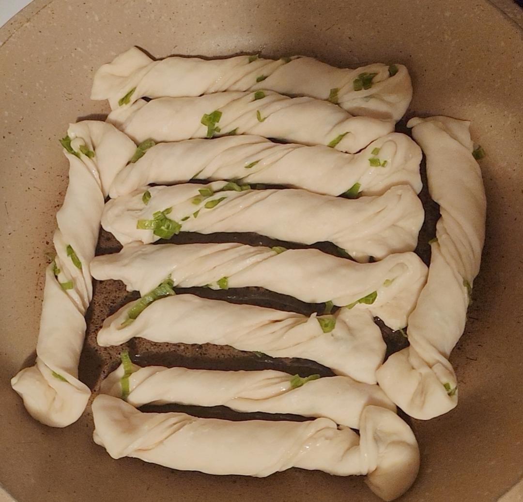 生煎葱油卷子（我觉的就是生煎包和葱油花卷的完美融合！）