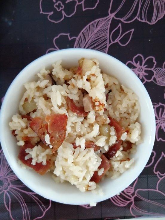 香菇土豆腊肠焖饭