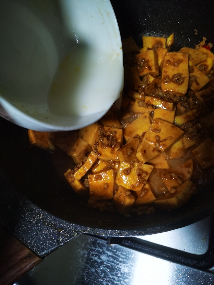 红烧豆腐，用勺子舀一勺,豆腐和猪肉末都有了,拌上米饭一大口的满足感的做法 步骤7