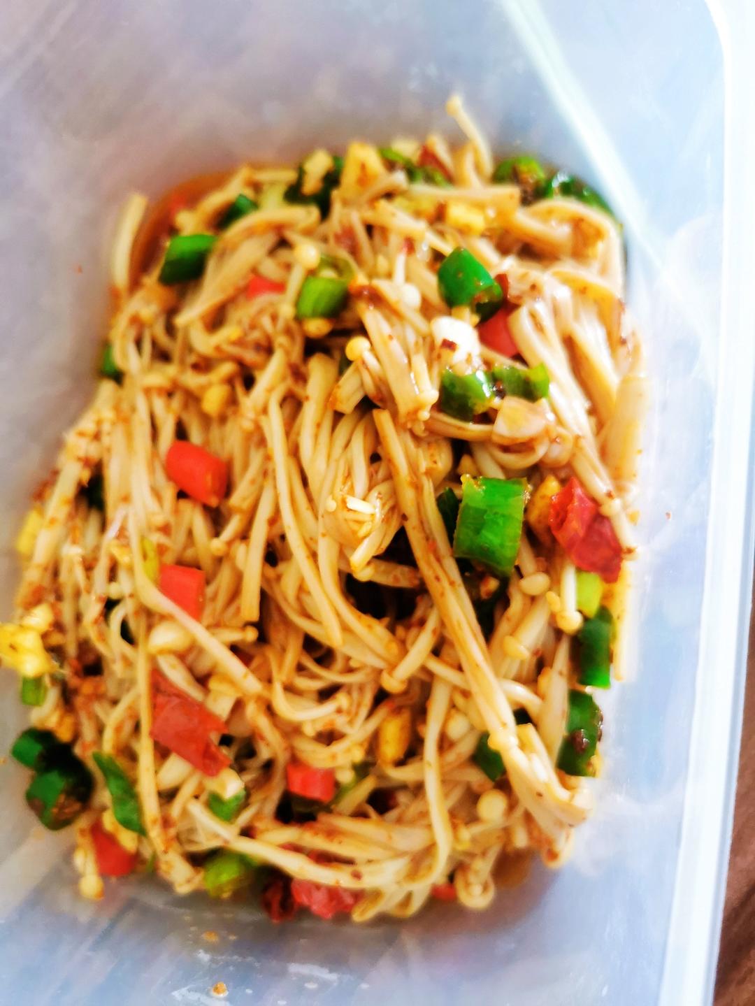 解馋减脂餐！酸辣开胃又下饭的菠菜拌金针菇