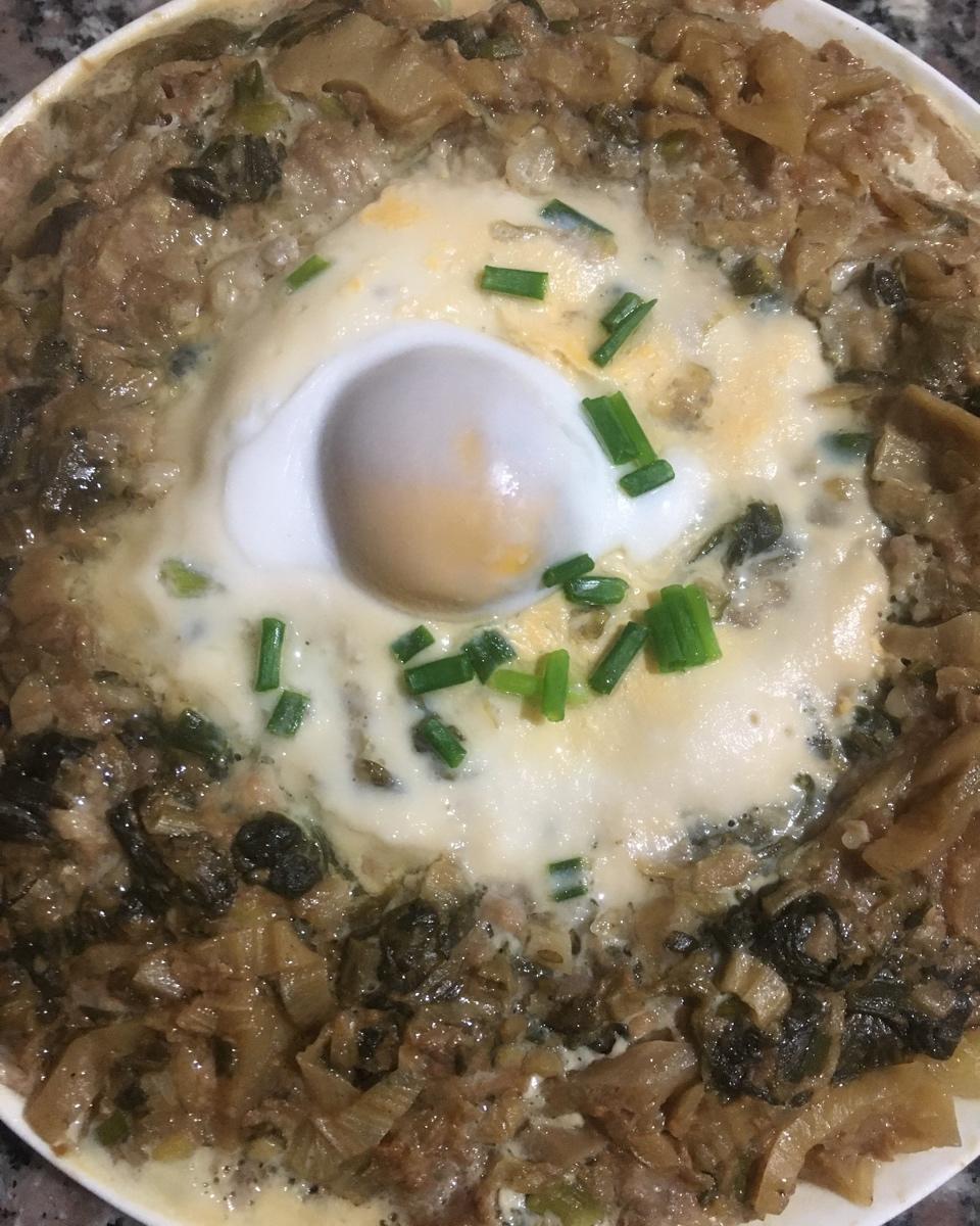 梅干菜肉饼蒸咸蛋