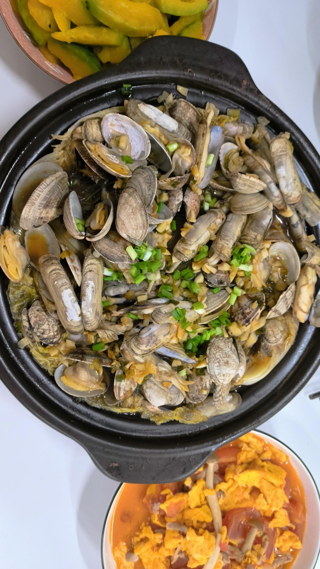 火爆大排档的蒜蓉花甲蛏子粉丝煲，鲜香美味又下饭
