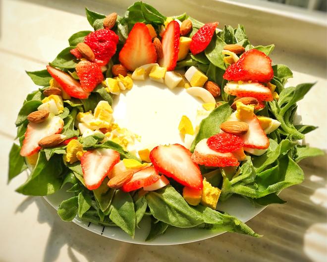 草莓蔬菜花环沙拉的做法