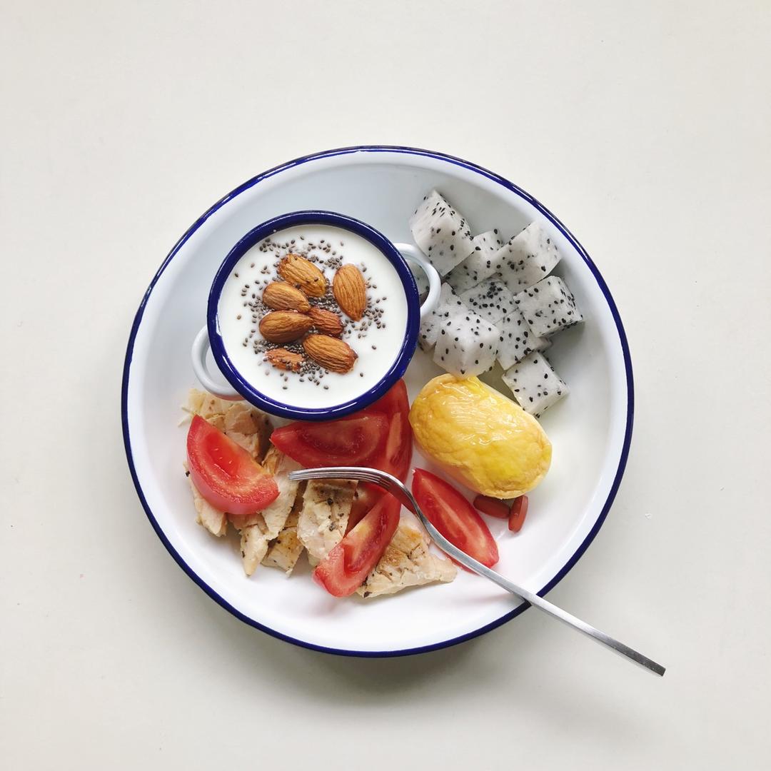 睡沙发才能吃上早餐