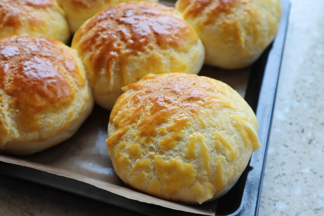 做100款面包の12：在家开茶餐厅!港式菠萝包 –不划格子自然裂开的香酥脆皮！菠萝油/酥皮包