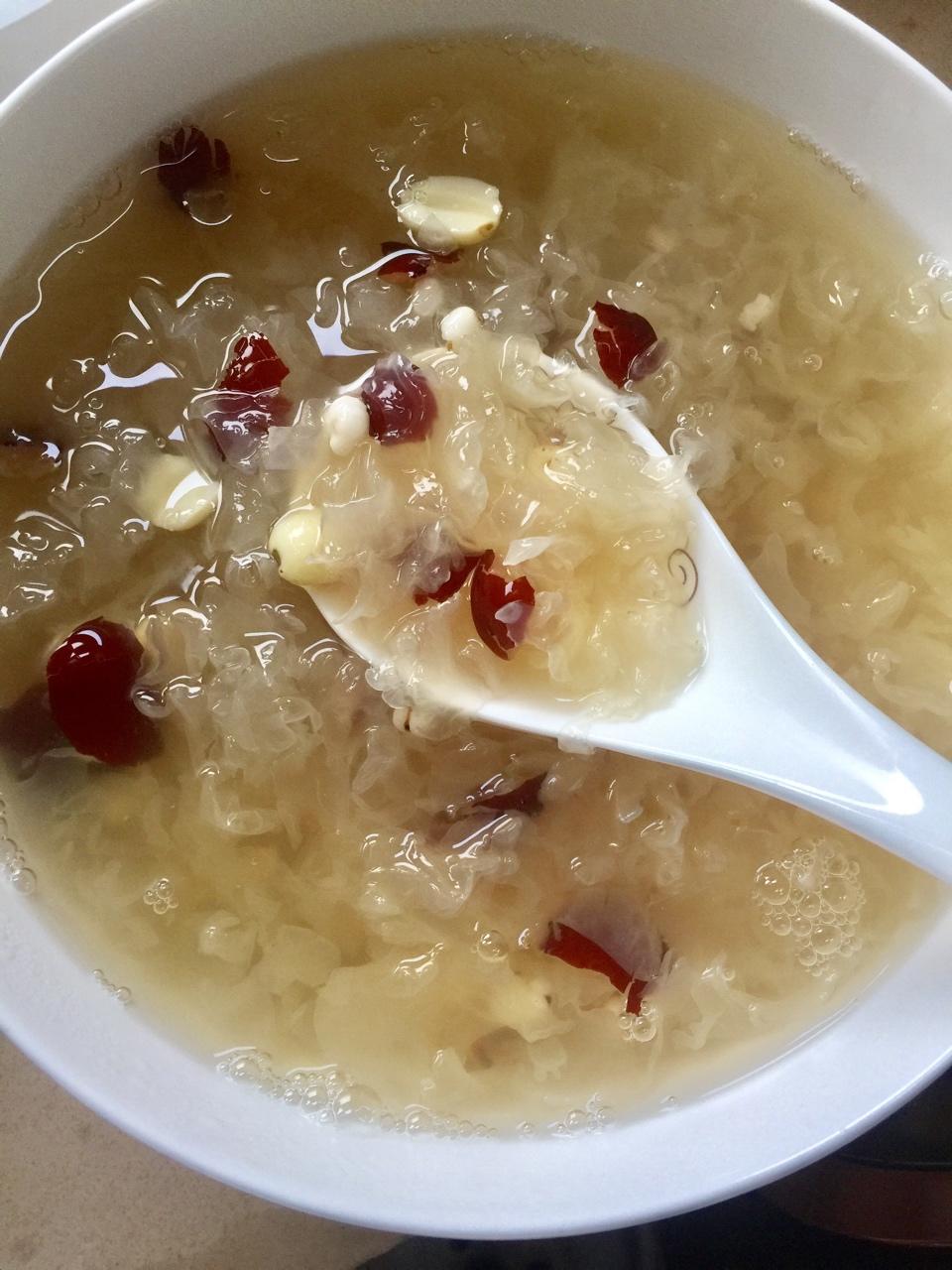小厨娘闹闹做的银耳莲子羹