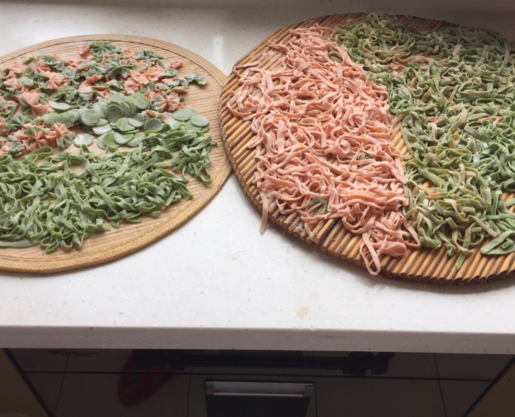 自制彩色蝴蝶面、手擀面