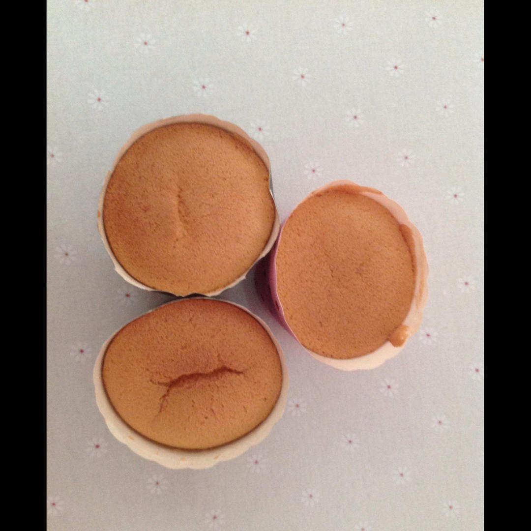 戚风杯子蛋糕^_^不开裂不回缩喔～