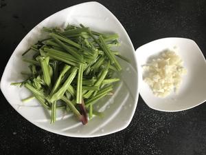 清炒菠菜梗的做法 步骤1