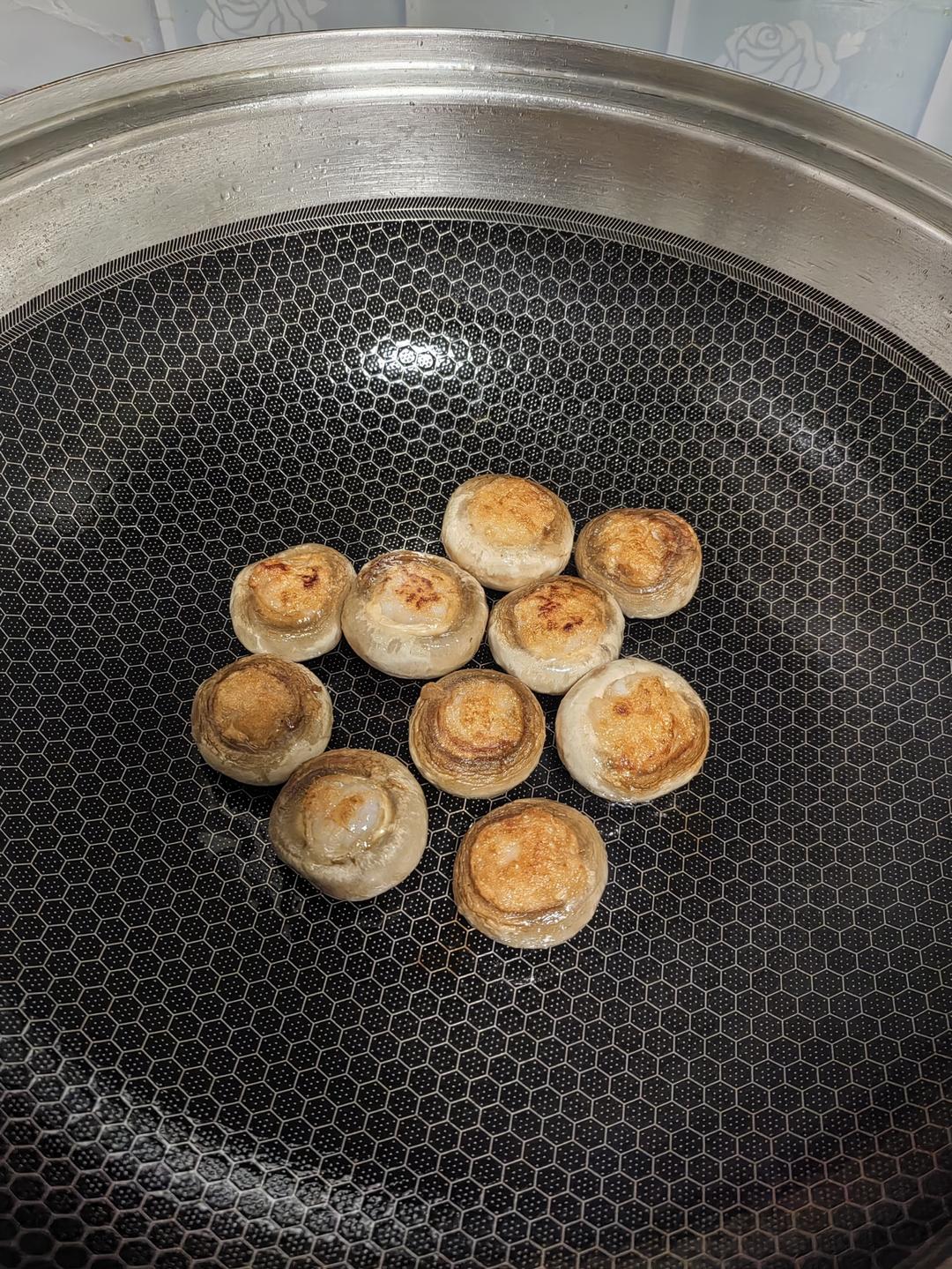 一口爆汁的虾滑酿口蘑