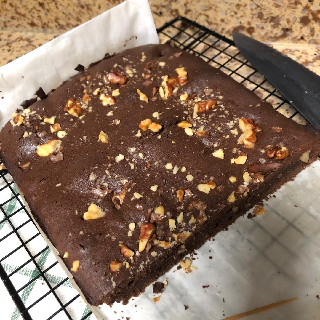 香味浓郁的巧克力布朗尼蛋糕