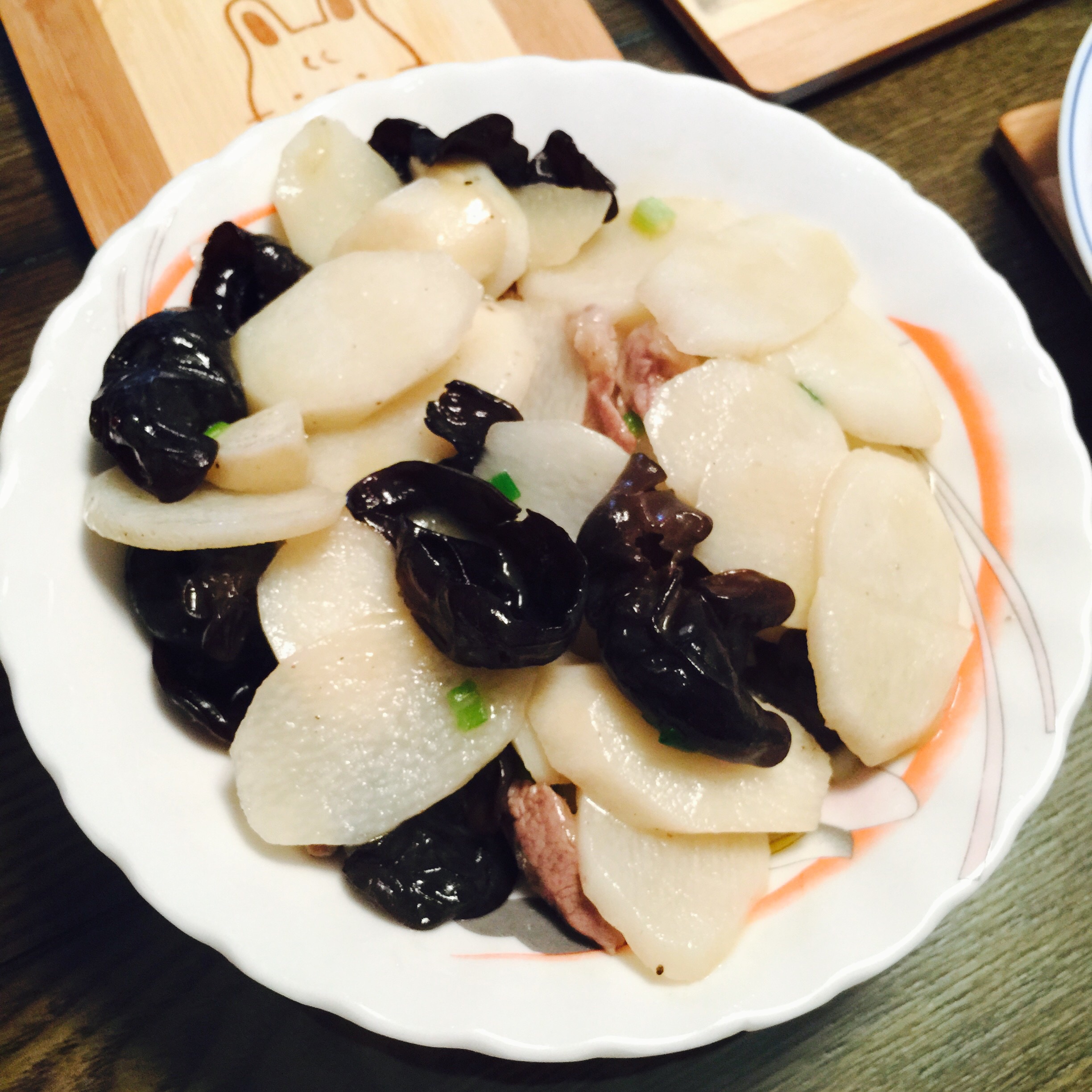 馒馒馒仔做的肉片山药炒木耳