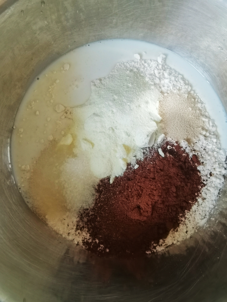 双重巧克力口感，网红“黑眼豆豆”面包🍞的做法 步骤2