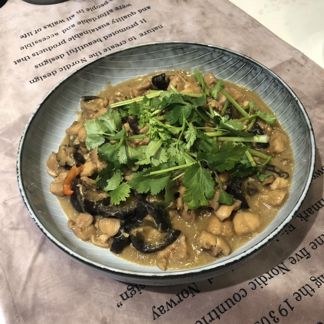 冬菇滑鸡煲：鸡肉烧得鲜嫩爽滑，这方法管用！