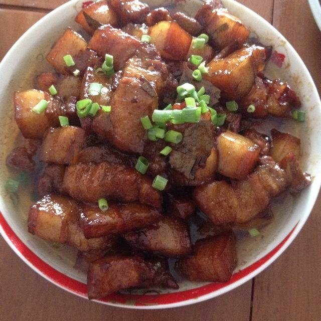 吃着碗里望着锅里的红烧肉