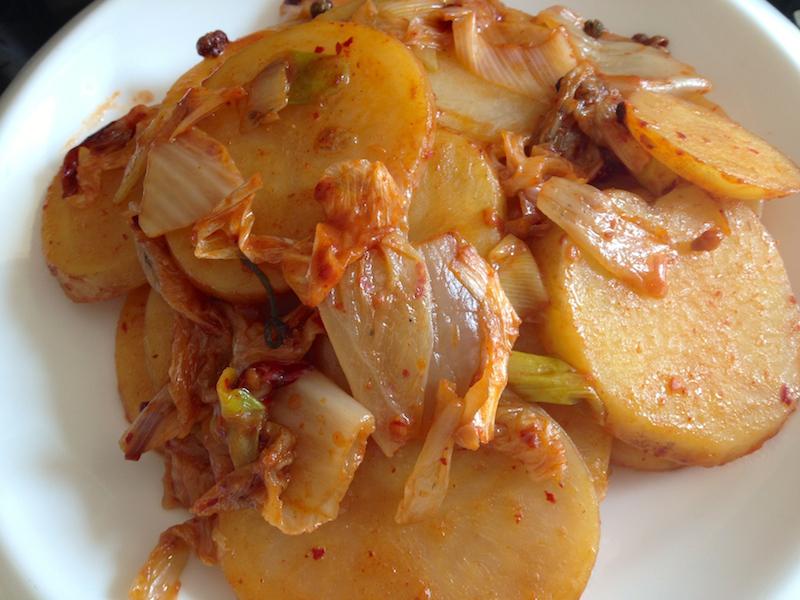 辣白菜炒土豆片