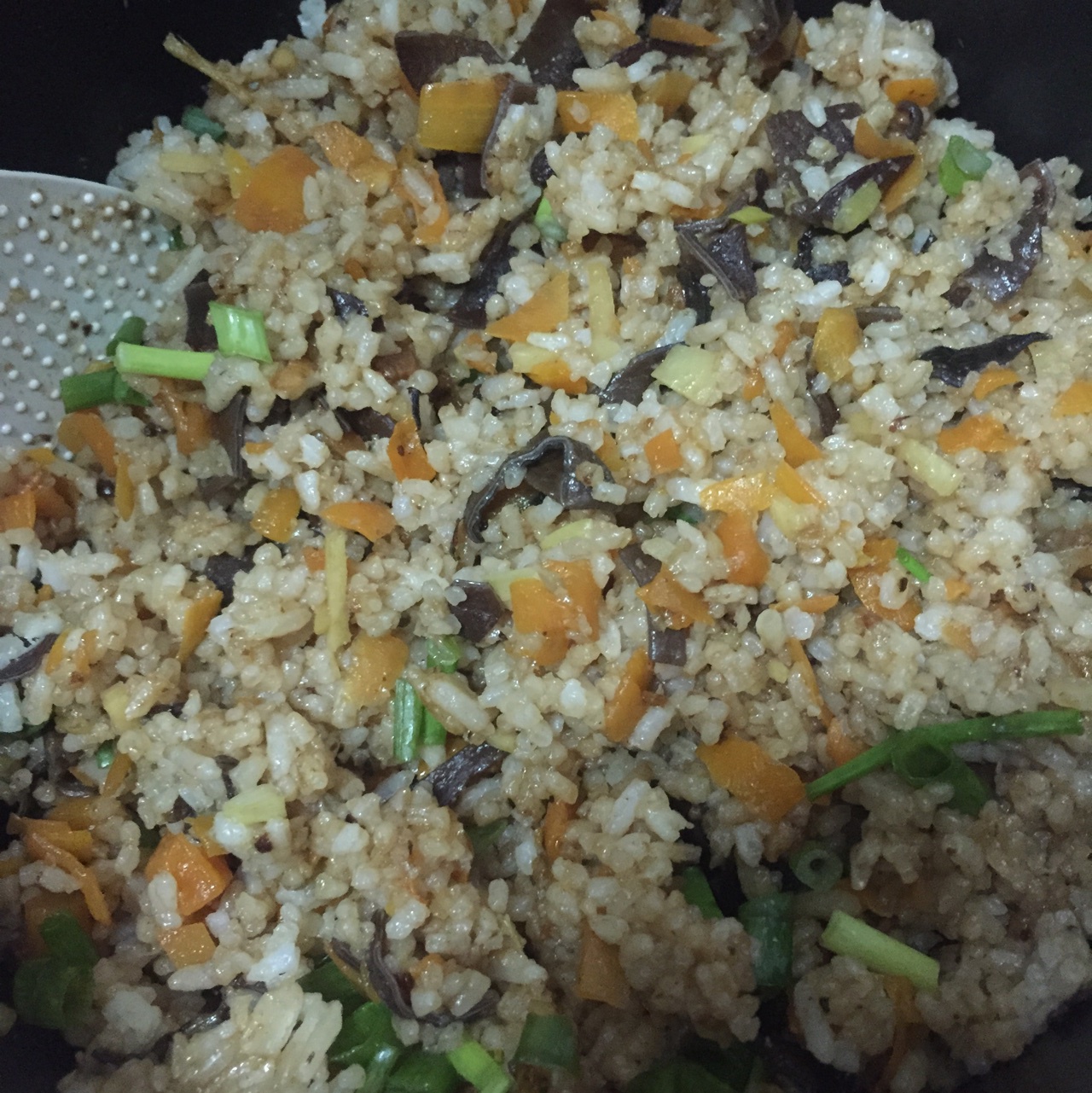 木耳胡萝卜肉丝焖饭