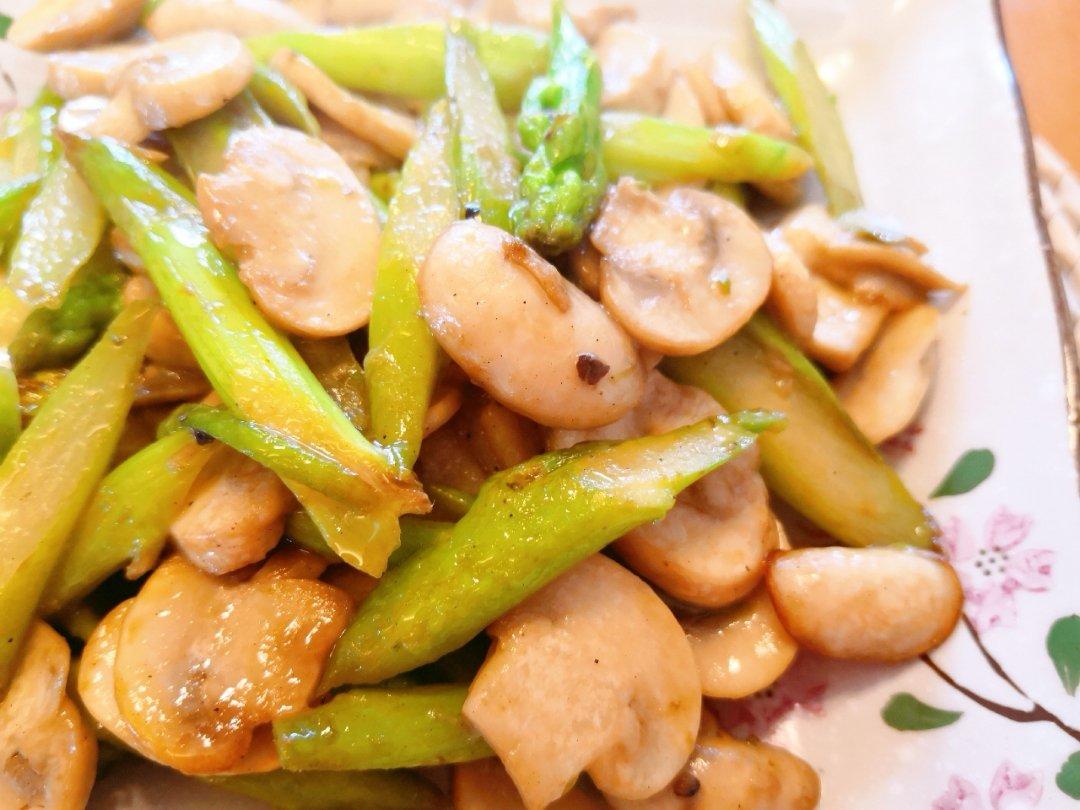 芦笋炒蘑菇