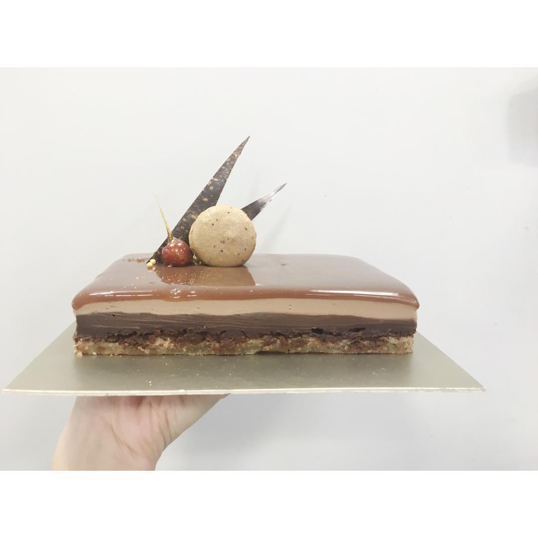 伯爵慕斯配滇红戚风配焦糖淋面