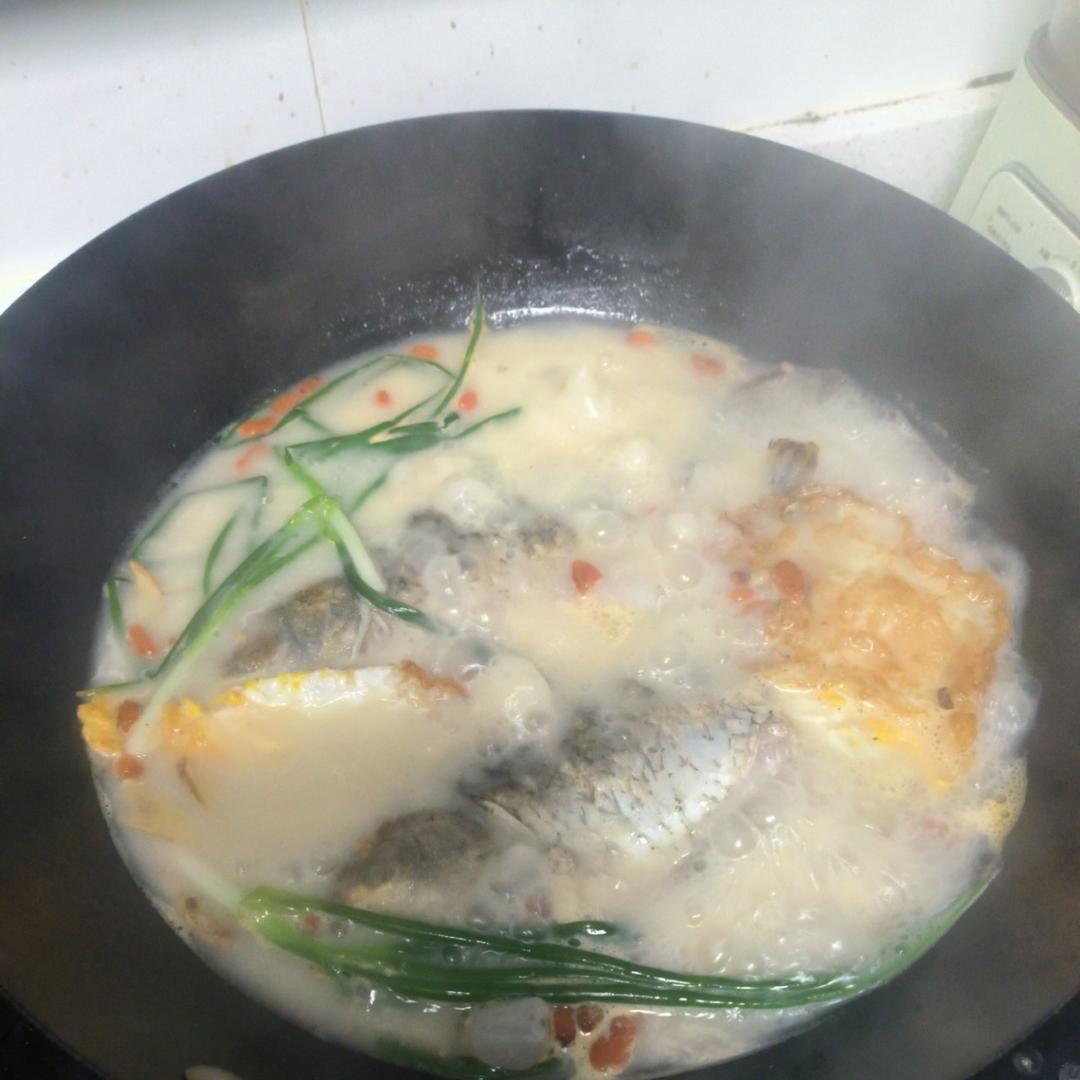 这样做的鲫鱼汤超好喝，奶白奶白的