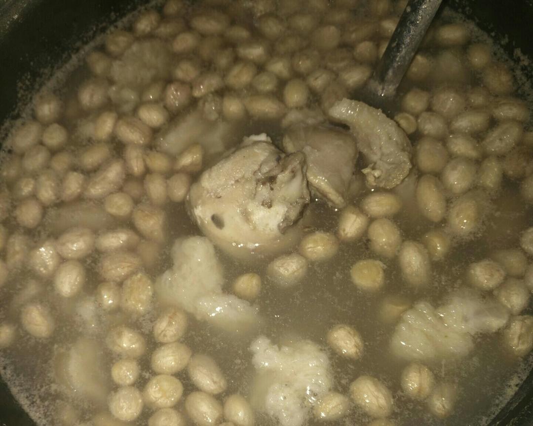 用电饭煲炖的花生猪脚