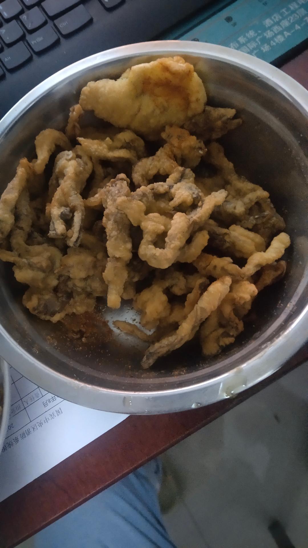 做椒盐蘑菇，直接挂面糊是不对的，大厨教你正确做法，香酥还脆