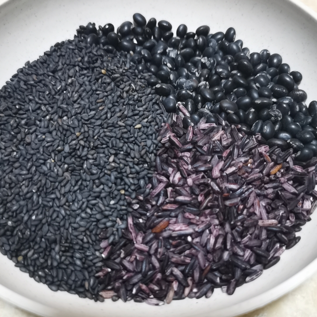 破壁机豆浆（黑豆、黑芝麻、紫米）的做法