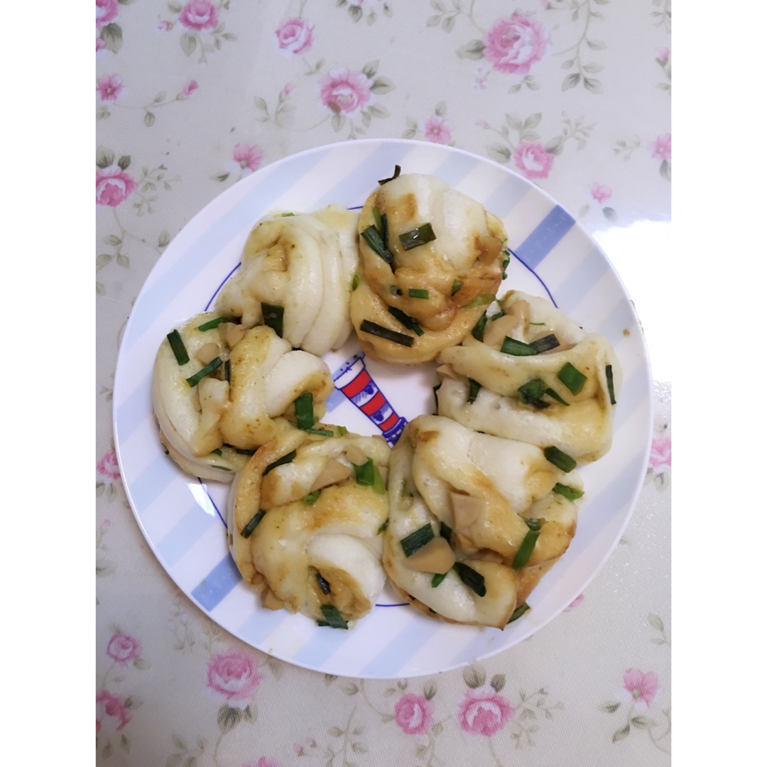 最好吃的火腿葱香花卷—附让葱不变黄的小窍门