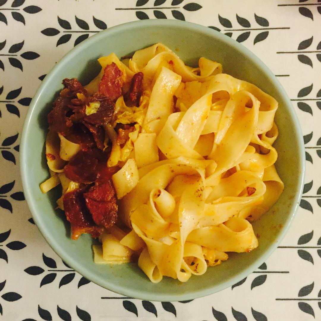 哇噻儿做的老干妈拌宽面