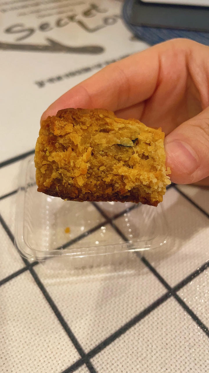 咸蛋黄肉松月饼