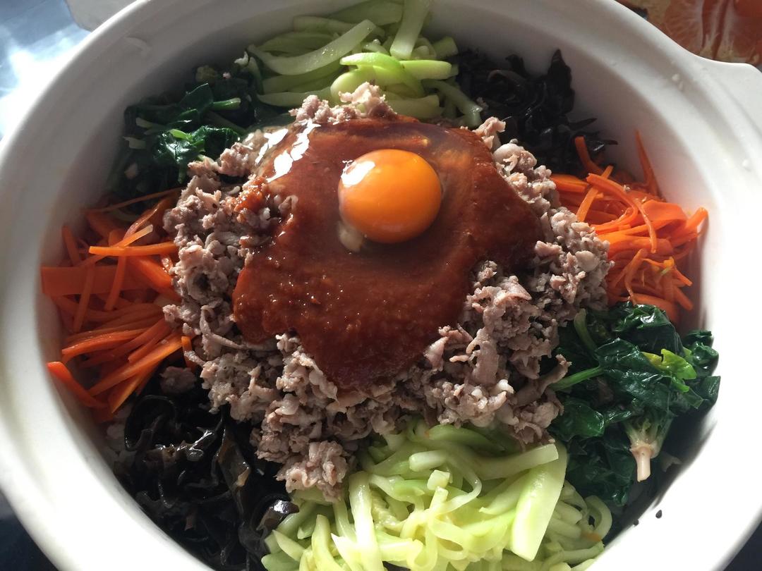 韩式牛肉拌饭的做法
