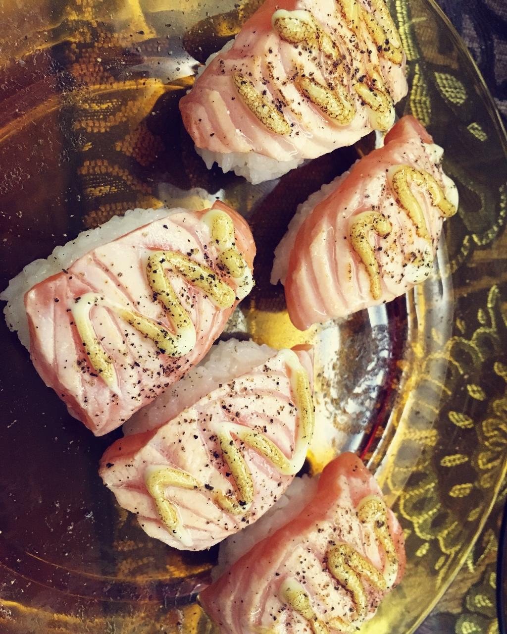 淘娃娃娃做的火灸三文鱼寿司